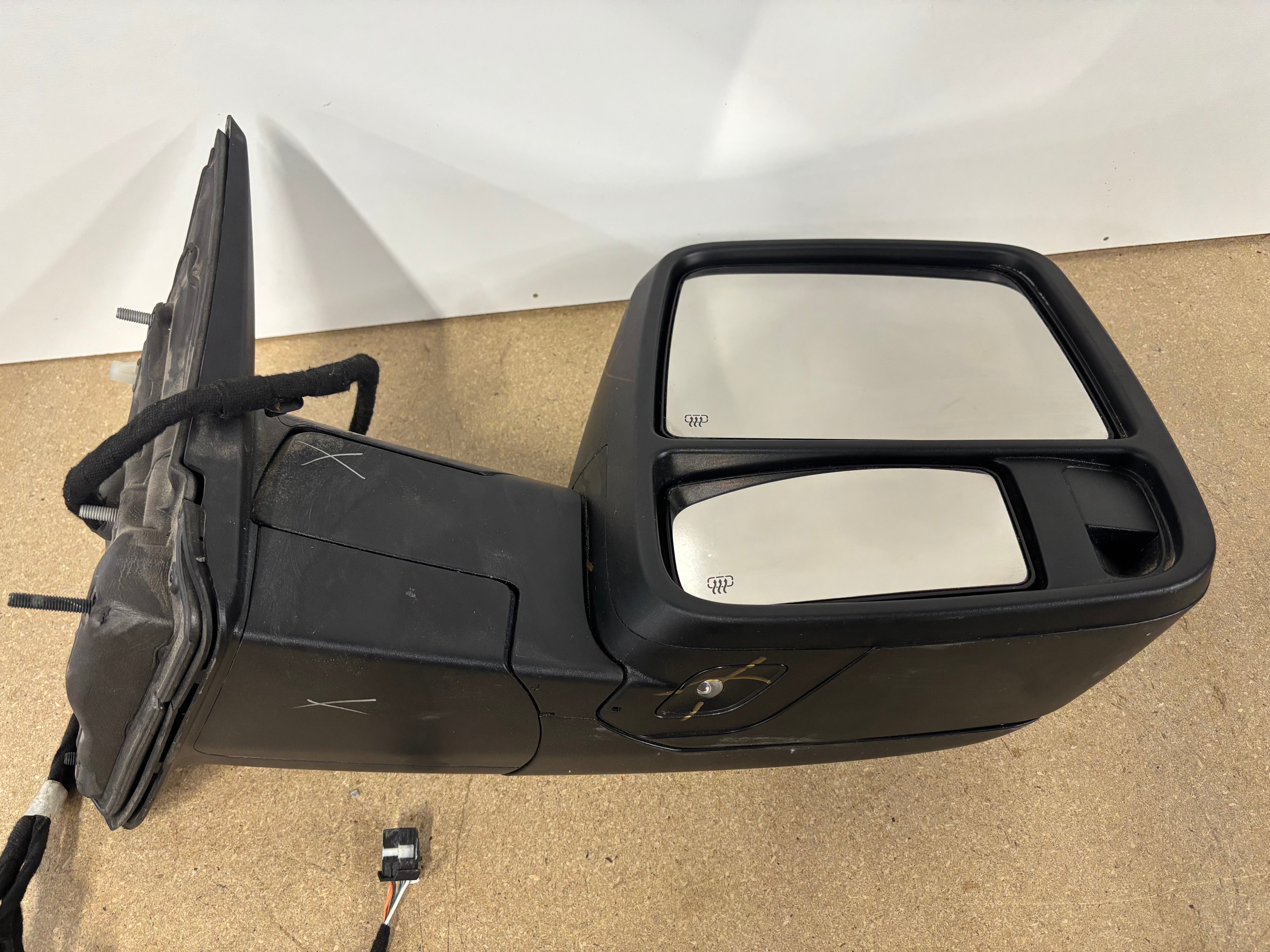 ラン　0516 2023-2024 Ram 2500 Right Passenger Side Signal Towing Door Mirror
